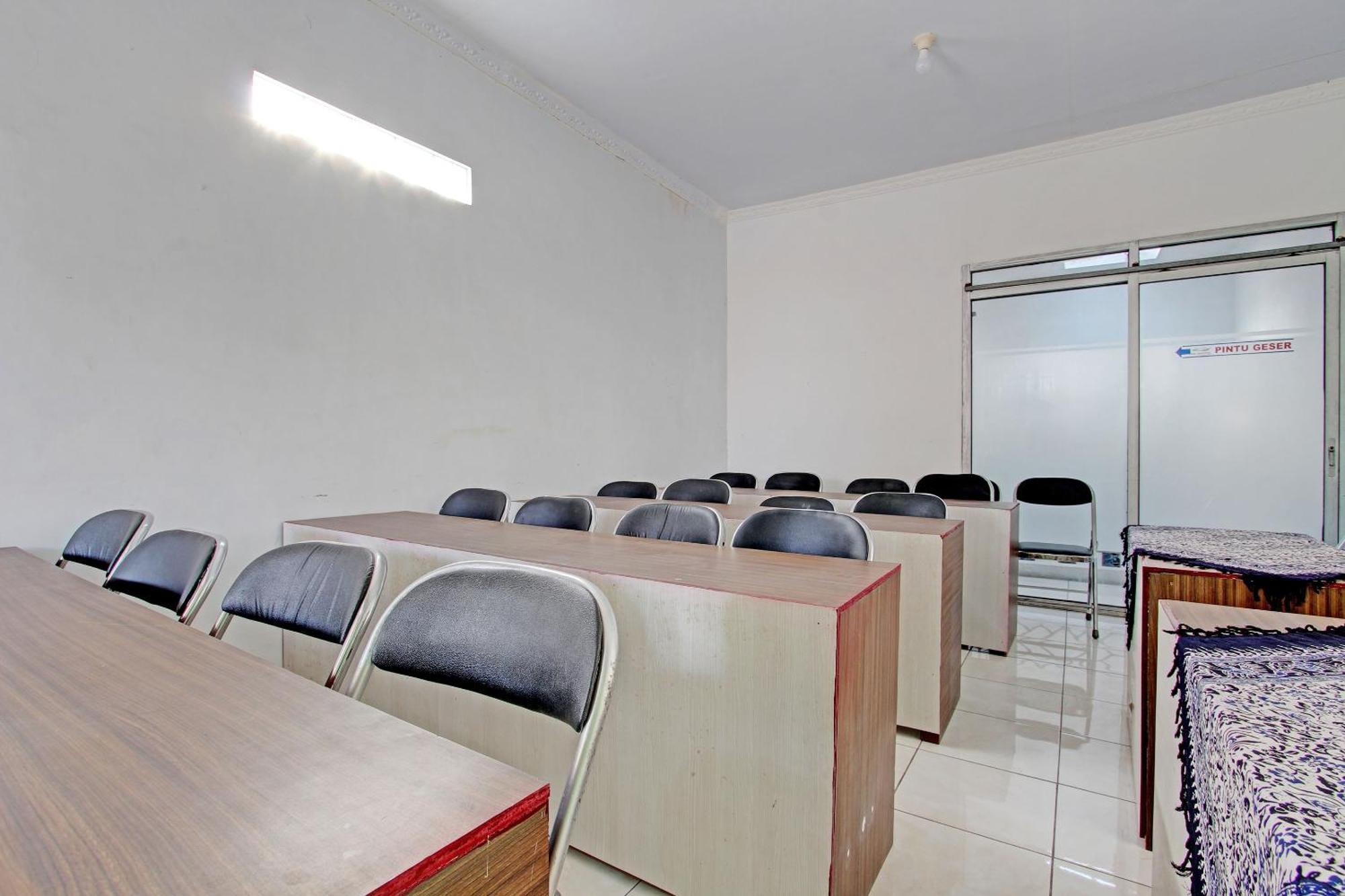 RedDoorz Syariah near Alun Alun Balai Kota Tegal Hotel Luaran gambar