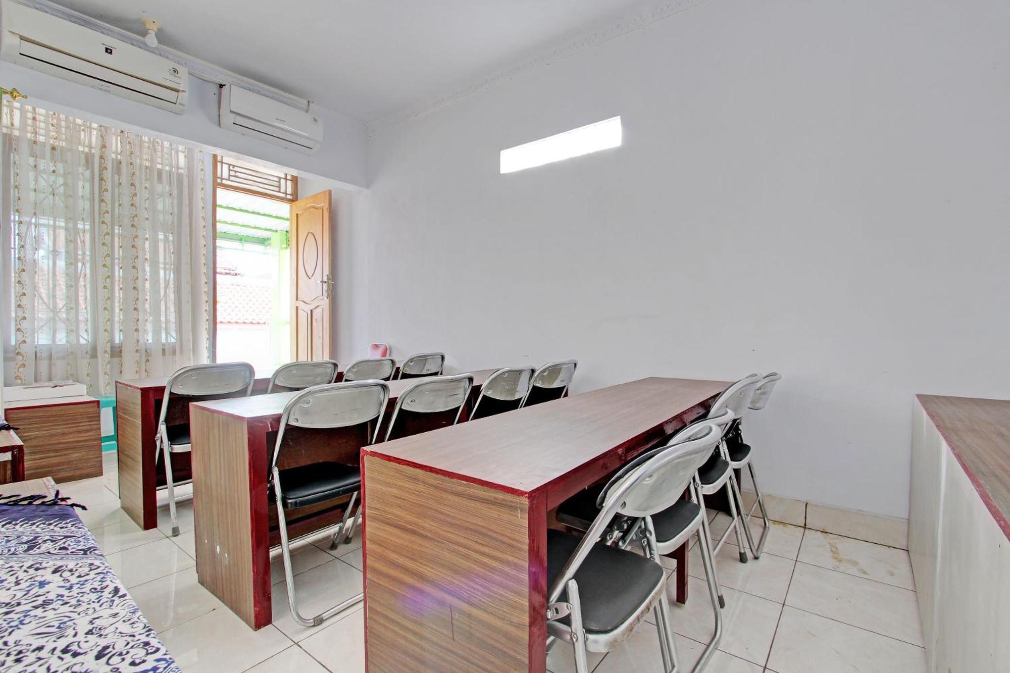 RedDoorz Syariah near Alun Alun Balai Kota Tegal Hotel Luaran gambar